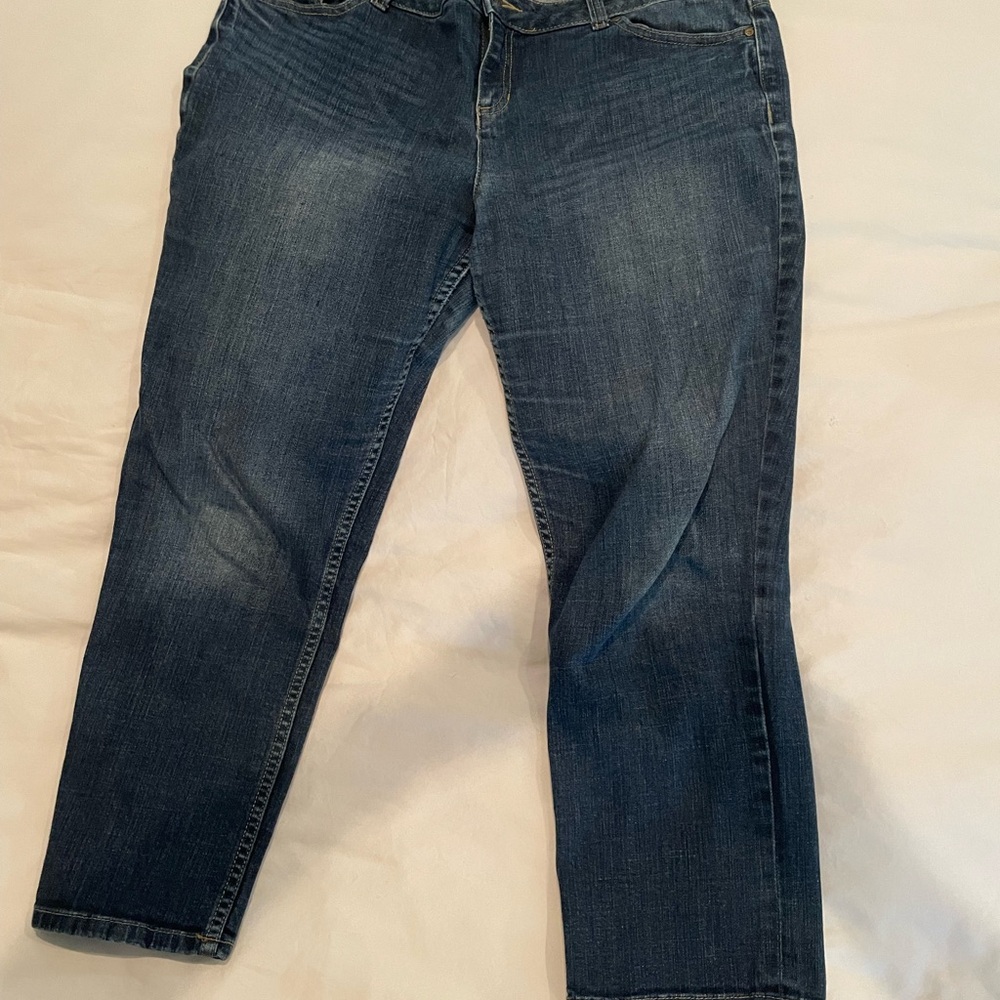 Simply Vera Vera Wang Cropped Blue Denim Jeans with back pocket detail